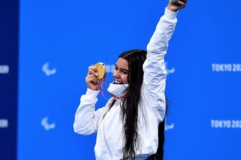 Picture Of Paralympic Swimmer Anastasia Pagonis With Gold Medal